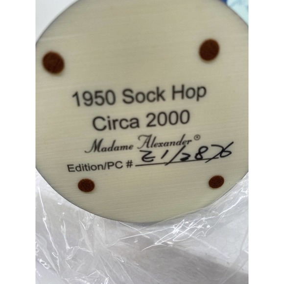 Madame Alexander "1950 Sock Hop" Poodle Skirt Circa 2000 Figurine NIB COA 90650 - Picture 12 of 15